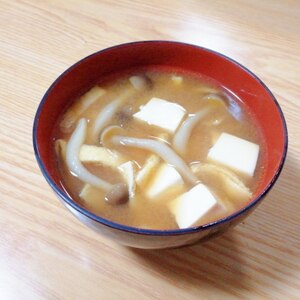 豆腐と油揚げとぶなしめじのお味噌汁